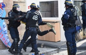  الشرطة الفرنسية تشتبك مع حراس السجون 