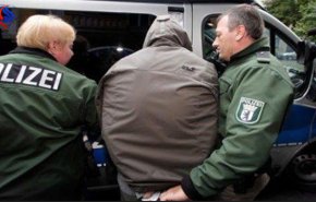 اعتقال 4 سوريين مشتبه بهم على طريق في ألمانيا !
