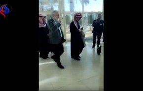 شاهد بالفيديو ..هكذا يصل الوليد بن طلال الى مقر شركته بعد اطلاق سراحه