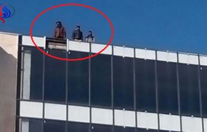  شاهد.. مواطن عربي وأبناءه يحاولون الإنتحار من فوق بناية شاهقة... والسبب؟!