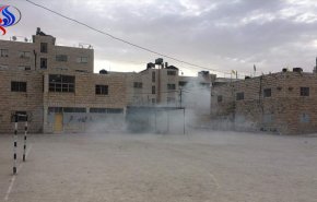 بالصور.. هجوم إسرائيلي بقنابل الغاز علی مدارس الخليل