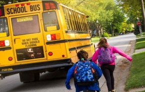 طفل يقود الحافلة المدرسية بعد إصابة السائق بحالة طبية طارئة!!
