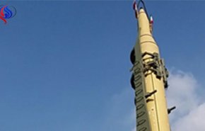 عرض صاروخ بالستي خلال مسيرات انتصار الثورة+صورة   