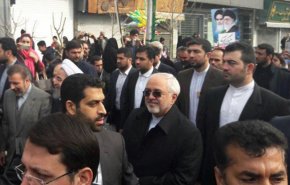 ظريف: الشعب الايراني متمسك بقوة بالثورة