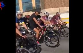 شاهد: أمير قطر على دراجة هوائية