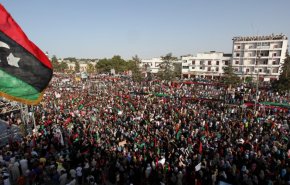 آلاف الليبيين يحيون ذكرى الثورة على القذافي