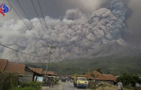 بركان سينابونغ بإندونيسيا يثور من جديد