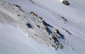 فیلم جدیدی ازدرآوردن قطعات هواپیمای تهران یاسوج / کپسولی که خالی از زیر برف خارج شد!