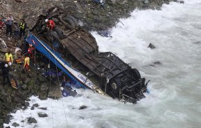 البيرو.. مقتل 44 راكب بسقوط حافلة في واد سحيق