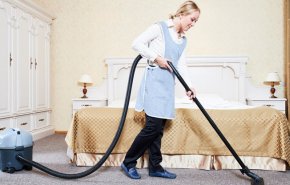 أضرار مخيفة لتنظيف المنزل على رئة المرأة