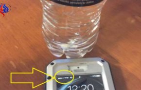 شاهدوا ماذا يحدث عندما تضعون زجاجة ماء قرب هاتفكم المحمول!