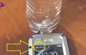بالفيديو... وضع قنينة ماء قرب الهاتف المحمول فكانت النتيجة مذهلة!
