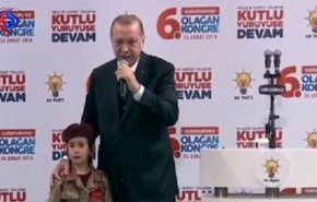 شاهد.. حديث لأردوغان مع طفلة يثيراستياء واسعا بتركيا