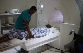 طبيب كيني يجري عملية جراحية في دماغ المريض بالخطأ