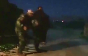 شاهد: هكذا انقذ عناصر الجيش السوري طفلين من قنص الجماعات المسلحة