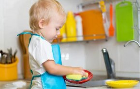فيديو طريف.. طفل يقوم بغسل الصحون في مطبخ منزله بطريقته الخاصة