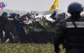 بالصور.. اشتباكات بين الشرطة الفرنسية ومناهضى دفن النفايات النووية