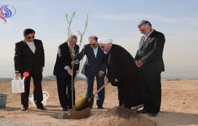 الرئيس روحاني يغرس شجرة في يوم التشجير بايران