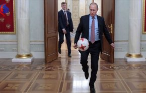 شاهد بوتين يستعرض مهاراته الكروية! + فيديو 