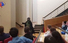 فيديو؛ نشطاء يهاجمون محاضرين 