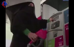 شاهد.. أول سعودية تعمل في محطة وقود تثير جدلا واسعا