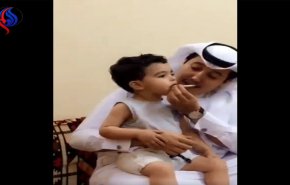 بالفيديو اب سعودي يجبر طفله على التدخين امام اصدقائه