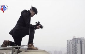 شاهد بالفيديو.. مصور صيني يتسلق ناطحات سحاب لتقديم صور مبهرة