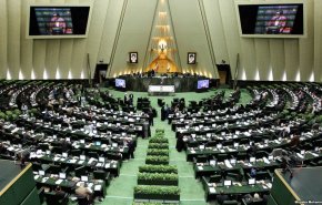 مسوولون ايرانيون يقدمون تقريرا للبرلمان عن المباحثات بشأن الاتفاق النووي