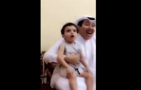 شاهد.. فيديو لأب سعودي يثير الذعر بين رواد مواقع التواصل والأمن يتبعه!!