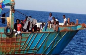 بالفيديو.. انقاذ مئات المهاجرين بعد غرق قواربهم قبالة السواحل الليبية