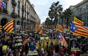بالفيديو ... تظاهر الآلاف في العاصمة الكاتالونية برشلونة