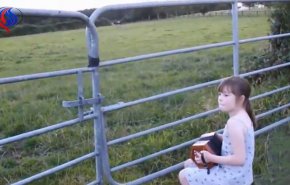 شاهد.. طفلة موهوبة تستدعي الأبقار بعزفها للموسيقى!