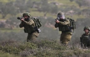 جنود إسرائيليون يعتدون على مسعف ويرفعون السلاح في وجهه (فيديو)