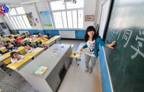صينية أميّة تدخل المدرسة مع ابنتها