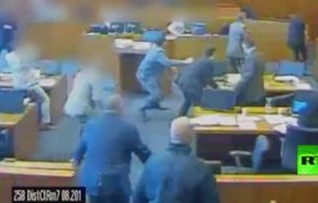 بالفيديو: متهم يحاول قتل الشاهد في قاعة المحكمة!
