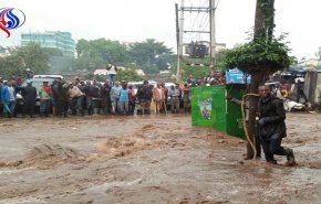 فيضانات مدمرة تجتاح كينيا وتصيب الحركة المرورية بالشلل التام +صور
