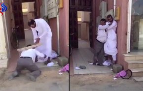 فيديو/سعودي يجبر وافد بنغالي على تقبيل يده بعد ضربه!
