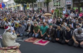 1000 شخص يصلون في العراء قرب مسجد أحرق في برلين