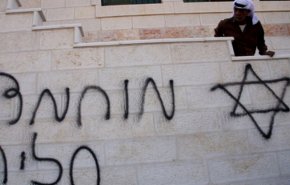 مستوطنون يهاجمون منازل الفلسطينيين شمال القدس ويخطون شعارات عنصرية