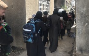 بالصور: الجيش السوري يؤمن خروج مدنيين من ريف حرستا
