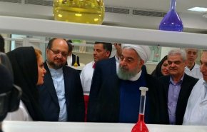 الرئيس روحاني يدشن خطا انتاجيا ومختبرا لشركة للأدوية