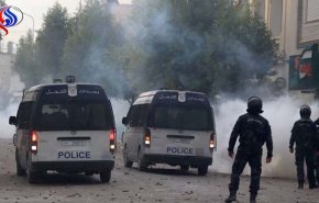 تونسيون يضرمون النار في مركز للشرطة