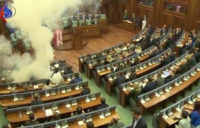بالفيديو : مرة أخرى .. قنابل الغاز المسيلة للدموع في برلمان كوسوفو