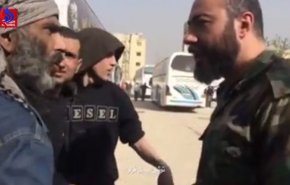 حوار دار بين مسلح من حرستا وجندي سوري أثار مواقع التواصل 