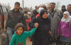 الاف المدنيين يخرجون من القطاع الشمالي في الغوطة