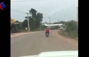 رجل يتشاجر مع زوجته وهي تجلس خلفه على دراجة نارية والنتيجة؟!