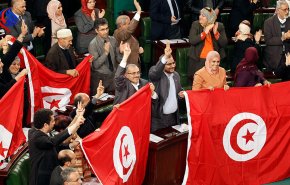 بالفيديو.. فوضى واشتباك بالأيدي في البرلمان التونسي
