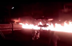 بالفيديو.. هندي يقود ناقلة مشتعلة لمنع انفجار ضخم
