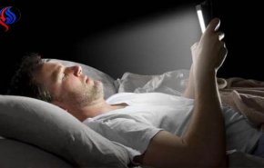 ما خطورة استعمال الهاتف الذكي قبل النوم؟