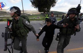 بالفيديو.. قوة إسرائيلية لاعتقال طفل فلسطيني بالخليل